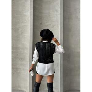 เสื้อเบลาส์คอวีสีดำสำหรับผู้หญิง ยี่ห้อ Topshow แบบถักลาย ขายส่ง - Product Image 1