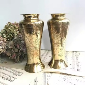 Vase en métal gravé Design Vintage classique Porte-fleurs décoratif intemporel Parfait pour la décoration intérieure et l'affichage traditionnel - Product Image 4