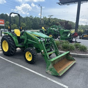 รถแทรกเตอร์ John Deere รุ่น 5E ซีรีส์ 40 แรงม้า เครื่องยนต์ Kohler ขนาดกะทัดรัดและทรงพลัง พร้อมชุดเกียร์และมอเตอร์ รับประกัน 2 ปี - Product Image 1