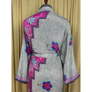 ชุดคลุมชายหาดสไตล์โบฮีเมียนวินเทจสำหรับผู้หญิง ทำจากผ้าไหมซารีรีไซเคิล เหมาะสำหรับใส่พักผ่อนหรือใส่ไปรีสอร์ท สไตล์เรกัลยิปซีเฮาส์ คล้ายกิโมโน - Product Image 4