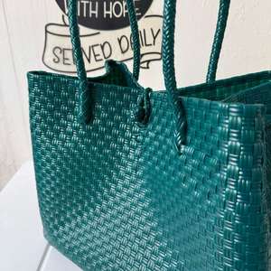 Sac fourre-tout pour femme de qualité supérieure, écologique, tissé à la main, nouveauté indonésienne, vert foncé, taille adulte, plastique recyclé - Product Image 5