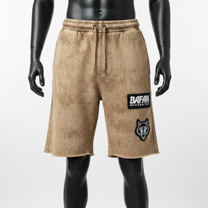 Pantalones cortos de hombre de felpa con lavado ácido, 320 GSM, algodón poliéster, beige arena, bajo sin rematar, con bordado personalizado y logo de parche tejido - Product Image 1