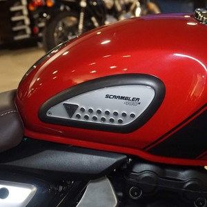สติ๊กเกอร์ป้องกันด้านข้างถังน้ำมันขนาดพิเศษ แบบโลโก้ ใช้ได้กับ Triumph Scrambler 400 X - Product Image 1