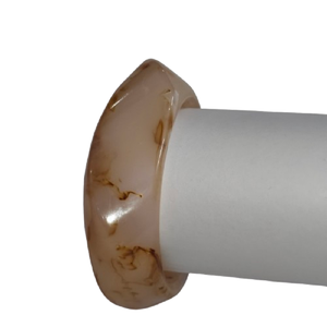 Brazalete de Resina Acrílica con Patrón Ondulado y Veteado Crema, Duradero, Orgánico, de Tono Neutro, Diseño de Espiral, Grueso, de Diseñador - Product Image 4