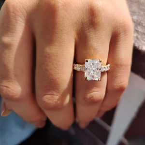 Anillo de banda de solitario de diamante cultivado en laboratorio de corte radiante para mujer Plata de Ley 925 con certificación IGI para boda o fiesta - Product Image 6