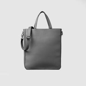 Sac fourre-tout d'été pour femmes The Poet, en cuir véritable gris, avec fermeture ouverte, couleur unie - Product Image 3