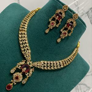 Ensemble collier élégant en laiton de haute qualité avec boucles d'oreilles plaqué or vêtements de mariage classiques pour les femmes pour les fêtes et les fiançailles - Product Image 1