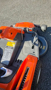 Tondeuse autoportée Husqvarna R214TC de haute qualité, prix avantageux, disponible en stock, prête à être expédiée - Product Image 5