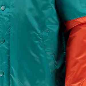 Veste universitaire en satin personnalisée, coque extérieure lisse et durable, isolation légère et attrait rétro urbain à la mode - Product Image 4