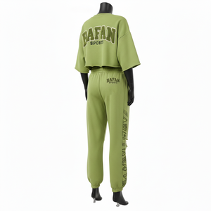 Conjunto de Pantalones Deportivos y Top Corto de Felpa de Algodón Premium de 320 GSM para Mujer, Color Verde Oliva, con Estampado de Logotipo Personalizado - Product Image 5