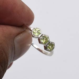 Vente en gros de bagues Sobiz Designs unisexes, minimalistes et délicates en argent sterling 925 avec pierre précieuse péridot naturellement taillée, bijoux de mode pour tous les jours - Product Image 6