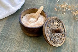 Cave à sel rustique avec couvercle et cuillère sculptés à la main, bols à sel en bois | Salière en bois, bols à épices pour la cuisine, sel - Product Image 5