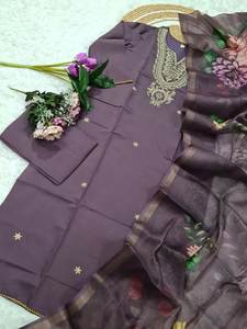 Estilo Angrakha, acabados de alta calidad, minimalista pero elegante, este conjunto Kurti perfecto para ocasiones formales y elegancia diaria. - Product Image 2