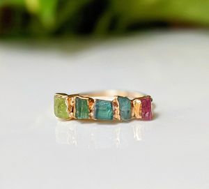 Anillo de turmalina en bruto, joyería minimalista con piedras preciosas galvanizadas - Product Image 1