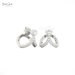 Boucles d'oreilles minimalistes uniques et délicates en or massif 14 carats avec diamants naturels G-H incurvés, pierre de naissance d'avril, certifiées IGI, à fermoir poussoir - Product Image 4