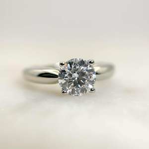 Anillo de compromiso de diamante cortado de 7,5mm | Solitario de cuatro puntas | Plata de ley chapada en oro de 18 quilates Boda nupcial minimalista Fina - Product Image 1