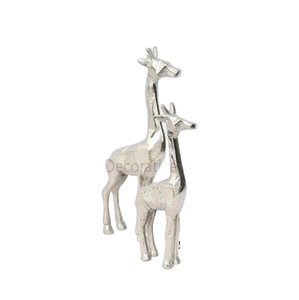 Sculpture de girafe argentée en aluminium Statue d'animal Figure décorative pour la maison Design moderne fait à la main de haute qualité paquet monobloc - Product Image 1