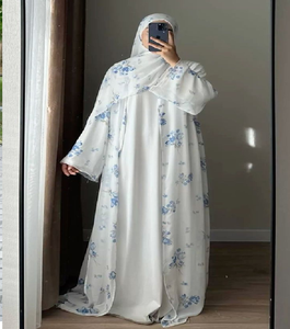 Abaya élégante de couleur tan avec des bordures noires. Disponible à prix de gros. Polyvalent et chic pour toute sortie décontractée. - Product Image 3