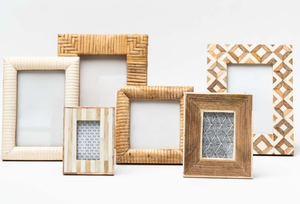 Marco de fotos de madera rústico hecho a mano, diseño ecológico de madera de acacia y ratán para decoración y regalos de mesa de oficina en casa - Product Image 1