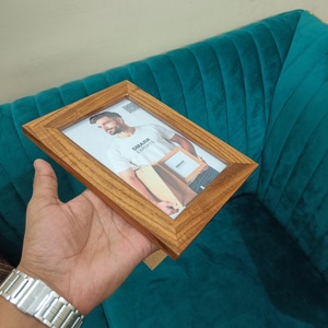 Cadre photo en bois rustique moderne écologique fait à la main de qualité supérieure, montage mural et sur table créatif avec verre transparent et support robuste - Product Image 1