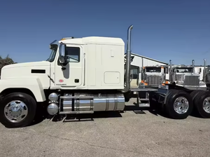 Best!! Wholesale Price 2018 Pinnacle CHU613 Sleeper Semi <b>Truck</b> - 50" Flat Top Sleeper, 505HP Export Ready - Product Image 2