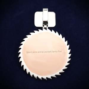 Colgante y Amuleto Circular AK Personalizado de Oro 14K con Moissanita VVS de Corte Brillante Redondo y Engaste de Bisel para Uso Diario Masculino - Product Image 5