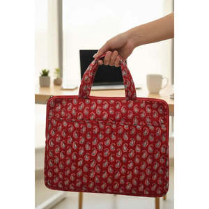 Maletín para portátil de algodón con estampado paisley rojo, hecho a mano, de 16 pulgadas, estilo clásico, suave, seguro y sostenible, de la marca Bohamin. - Product Image 1
