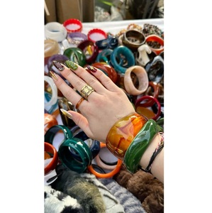 Bracelets en résine de créateur pour femmes, légers, polis, imperméables, accessoires de mode, couleurs personnalisées, style mignon pour ethnique et occidental - Product Image 1