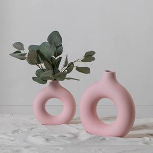 Les plus beaux vases en céramique rose ajoutent de la chaleur et de la sophistication qui complètent les intérieurs modernes et traditionnels. - Product Image 4