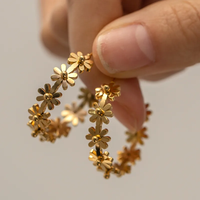 Diseño floral Pendientes de aro de acero inoxidable chapados en oro Forma DE FLOR DE MODA