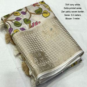 Saree in Seta Morbida <span class=keywords><strong>Dolla</strong></span> da Donna con Pattu Tessuto Zari e Bordo, e Lavorazione a Specchio Aari sul Pallu del Saree - Disponibile - Product Image 1