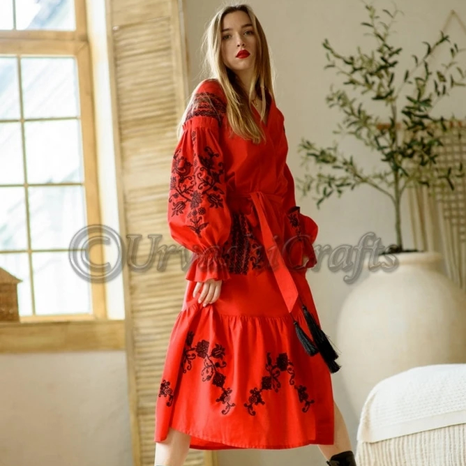 Belle et élégante robe mi-longue brodée de style ukrainien rouge et noir brodé vacances robes maxi décontractées au prix de gros