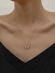 Elegante colgante en forma de corazón dorado en una delicada cadena, disponible a precios de mayoreo. - Product Image 3