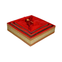 Panier cadeau de fermeture de filet de Style traditionnel indien Rrajsthani Belles paniers brodés de filet rouge pour les faveurs de mariage