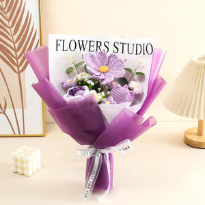Bouquet de fleurs artificielles en laine tricotée à la main, style crochet, cadeau de Saint-Valentin pour petite amie - Product Image 2