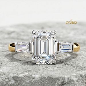 Bague de fiançailles en or 14 carats avec trois pierres taille émeraude et diamants baguette coniques de qualité supérieure pour femme - Product Image 1