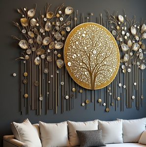 Arbre doré majestueux sur des panneaux en forme de feuilles. Décoration artistique métallique de luxe à grande échelle. Disponible à prix de gros. - Product Image 3