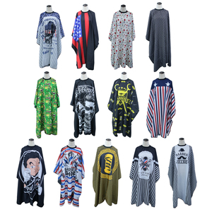 Châle de coiffeur marron classique personnalisé pour la coupe de cheveux imperméable et antistatique OEM d'impression de logo personnalisé - Product Image 1