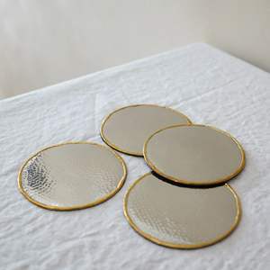 Dessous de verre en métal à motif unique avec un design artisanal, ce qui en fait une pièce attrayante pour la décoration de la maison et du bureau - Product Image 1