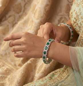 กำไลข้อมือเด็กสลักลายดาวเต็มวง ชุบทอง 24K สุดอินเทรนด์ พร้อมจี้รูปหัวใจและกระดิ่ง ของขวัญวันเกิดสุดน่ารัก กำไลแฟชั่น - Product Image 2