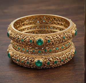 Ensemble de bracelets uniques en laiton avec de grandes pierres ovales de couleur bleue, rouge et transparente. Disponible à prix de gros. - Product Image 4