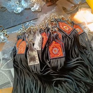 Porte-clés en cuir de fourrure de vachette porte-clés Western au prix de gros accessoires de sac porte-clés usiné - Product Image 3