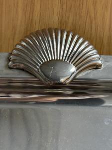 Bandeja de Servicio Cuadrada de Metal con Acabado Plateado y Asas de Concha, Ideal para Servir Bocadillos, Bebidas, en Cafeterías y para Servicio de Invitados - Product Image 3