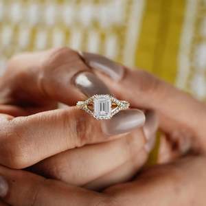 Anillo de compromiso con corte esmeralda de vástago dividido certificado IGI, banda pavé y halo oculto de diamantes - Product Image 5