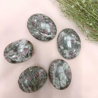 Handgefertigte, polierte, dunkelrote Granat-Matrix-Oval-Handsteine im Großhandel – Kristall-Reiki- & Meditationswerkzeug von KALA CULTURE