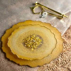 Plateau unique en résine motif artistique luxueux idéal pour la décoration élégante de la maison ou les célébrations festives. - Product Image 3