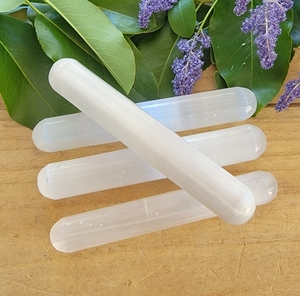 ไม้นวด Selenite มีด้านตรงและปลายกลมขัดไม้กายสิทธิ์ถูกออกแบบมาเพื่อใช้กับการนวดบำบัด - Product Image 4