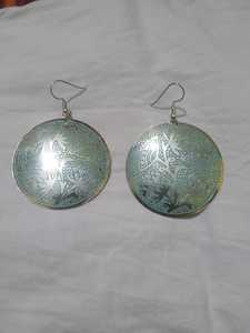 Boucles d'oreilles créoles vintage en laiton gravé à la main avec motif papillon - Boucles d'oreilles créoles argentées avec agate pour femme, cadeau - Product Image 3