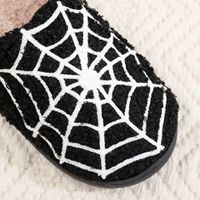 Nouvelles pantoufles d'hiver en peluche doublées de style toile d'araignée pour Halloween, très vendues et personnalisables