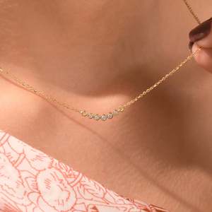 Elegante collar de cinco piedras de diamantes naturales de 0.14 ct con un brillo gradual sutil para uso diario en la oficina y para un estilo chic en capas. - Product Image 4